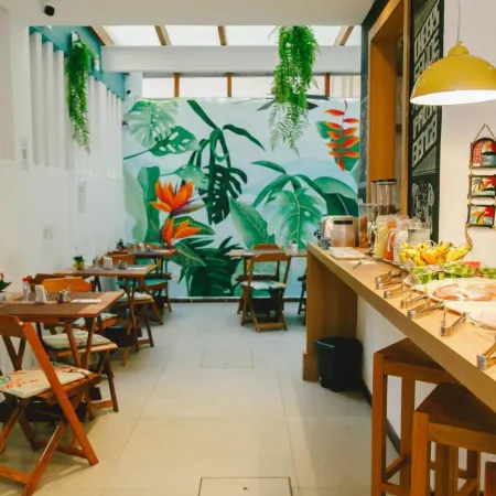 Palace Beach Hostel Отели рядом с достопримечательностью «Леблон»