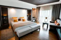 Dwo Mira Palace