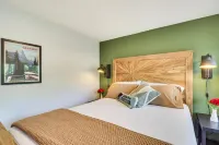 20 Mi to Glacier Natl Park Pet-Friendly Cabin