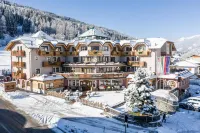 Tevini Dolomites Charming Hotel Các khách sạn ở Monclassico