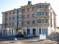 Hotel Puerta de Ocaña فنادق في آرنخويث