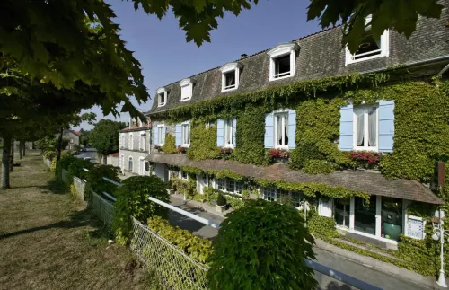 Logis Hôtel Hostellerie Saint-Jacques Hotels in Lussas-et-Nontronneau