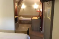 Logis Hotels- Auberge de la Tour - Hôtel et Restaurant فنادق في Prayssac