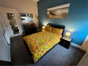 Edinburgh Two Bedroom Apartment with Free Side Street Parking 24 Hours