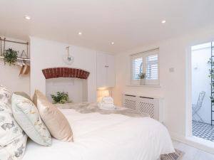 Central Apartment - with Patio and Sofa Bed!
