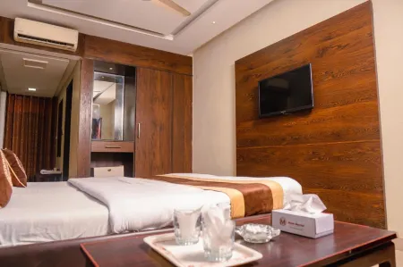 Hotel Mayfair Отели рядом с достопримечательностью «Лахор Юниверсити оф Менеджмент Сайенсиз»