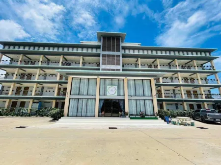 The Chev Hotel Отели рядом с достопримечательностью «Phra Prang Sam Yot»