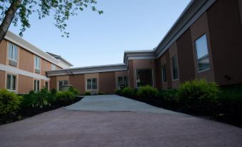 Aashram Hotel by Niagara River