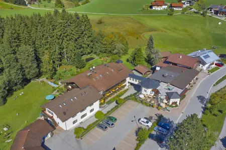 Hotel Neuhäusl Superior Отели рядом с достопримечательностью «Кельштайнхаус»