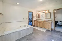 Family Friendly! Long Noble Lake Gem w/ Game Room - 3 tähden