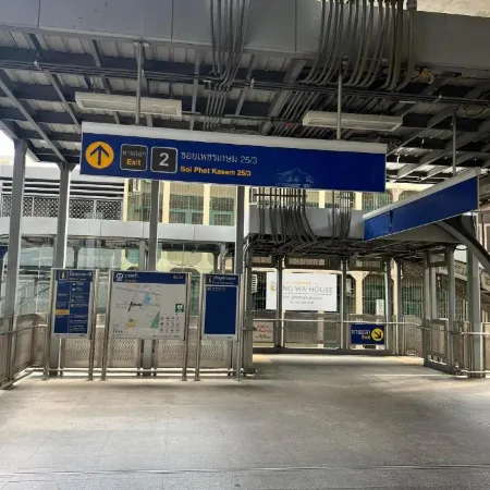 Bangwa House - MRT Bangwa Station Отели рядом с достопримечательностью «Станция метро BTS-Bang Wa»