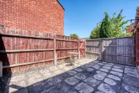 Cozy 3 bedroom house with free parking and near hospital