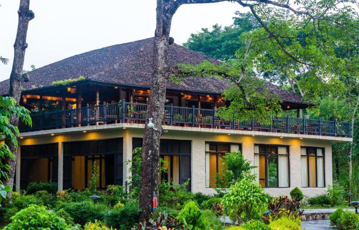 บานบาส รีสอร์ต, ชิตวัน
