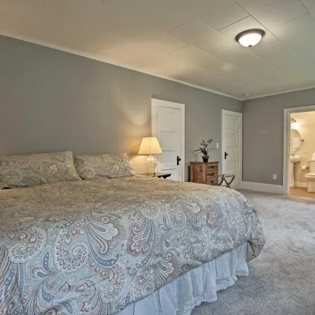 Beautiful Lenox Home, 3 Mi to Shakespeare and Co!