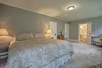 Beautiful Lenox Home, 3 Mi to Shakespeare and Co! - Homestays