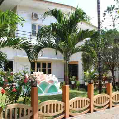 Green Grass Hotel & Restaurant Hotel Exterior