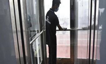 4. Hotel Tr..