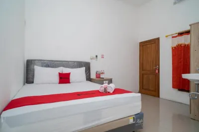 RedDoorz near RS Mitra Keluarga Waru Hotels in Waru
