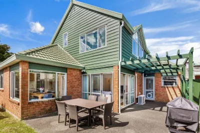 Private and Sunny 3-Bedroom Home with Parking Hotels in Greenlane