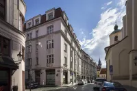 Old Town - 3 Bedroom 3 Bathroom & Kitchen Apartment Templova - 停車場