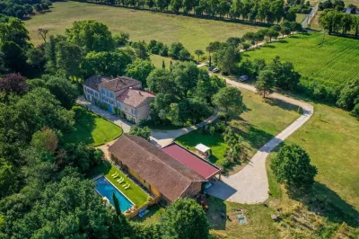 Le Manoir du Thouron Hôtels à : Saint-Sulpice-la-Pointe