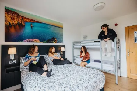 Snoozles Galway City Centre Отели рядом с достопримечательностью «The Abbey»