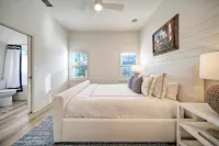 Pool, Playground, Patio Living, Family-Friendly Clamshell Cottage by Avantstay University of Texas, Marine Science Institute附近的飯店