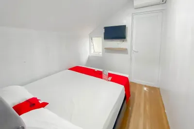 RedDoorz Syariah Plus at Cipanas Cianjur Hotels in Sukatani