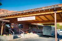 Red Stone Inn Hotel di 