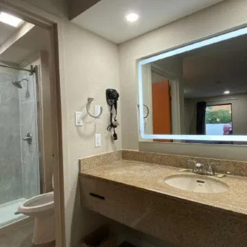 Brentwood Inn & Suites