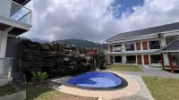 Grand Wijaya Hotel and Villa Sarangan Hôtels à : Magetan
