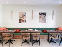 Bloom Hostel Bar & Garden