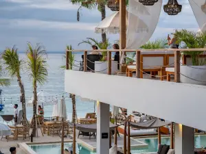 Ohana's Beachfront Resort & Beach Club