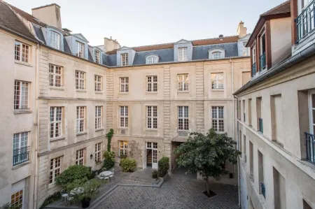 Mije Marais Hostel