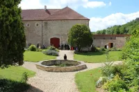 Abbaye de Reigny Hôtels à : Saint-Cyr-les-Colons