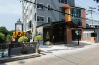 더블 D 호텔 Sukhothai Thammathirat Open University 주변 호텔