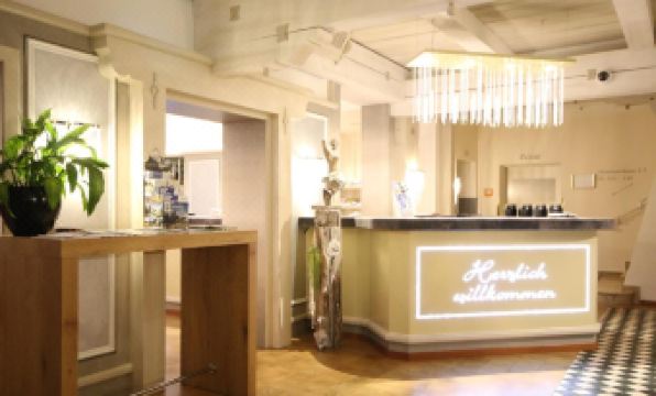 Schlosshotel Lacknerhof - Housity