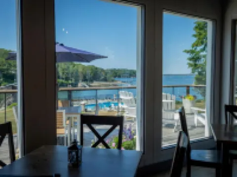 Smuggler's Cove Inn Hotels in Lincoln County
