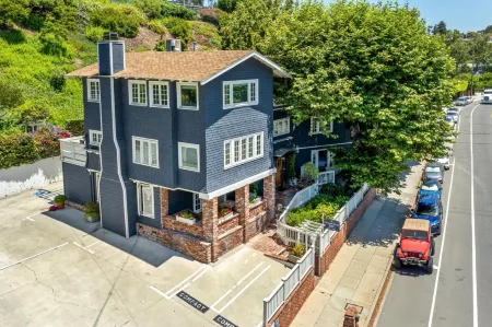 Channel Road Inn, A Four Sisters Inn Отели рядом с достопримечательностью «Eames House»