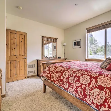 2 Mi to Donner Lake: Walkable Truckee Condo!