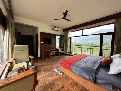 Crimson inn by Senderos De Pine Hotels near Jagannathi Temple