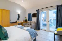 Waterhead Retreat, Ground Floor Bathtub Suites with Private Entrance