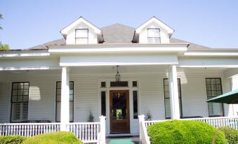 1842 Inn