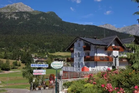 Pier Hotel Отели в г. Palu