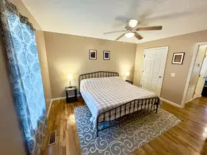 Cozy 2 Bedroom Townhouse Near Lake and Restaurants