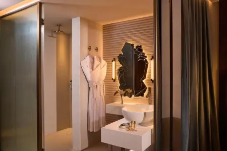 SLS Barcelona Отели рядом с достопримечательностью «History of Immigration in Catalonia Museum»