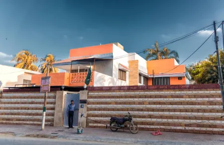 Patel Residency Guest House Отели в г. Карачи