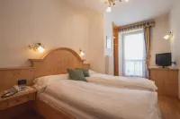 Hotel Centrale فنادق في Cogolo