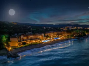 HVD Riviera Beach Ultra All Inclusive & Mineral Pool - Private Beach & Free Parking