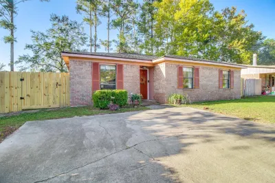 Patio for Al Fresco Dining: Home in Hinesville!